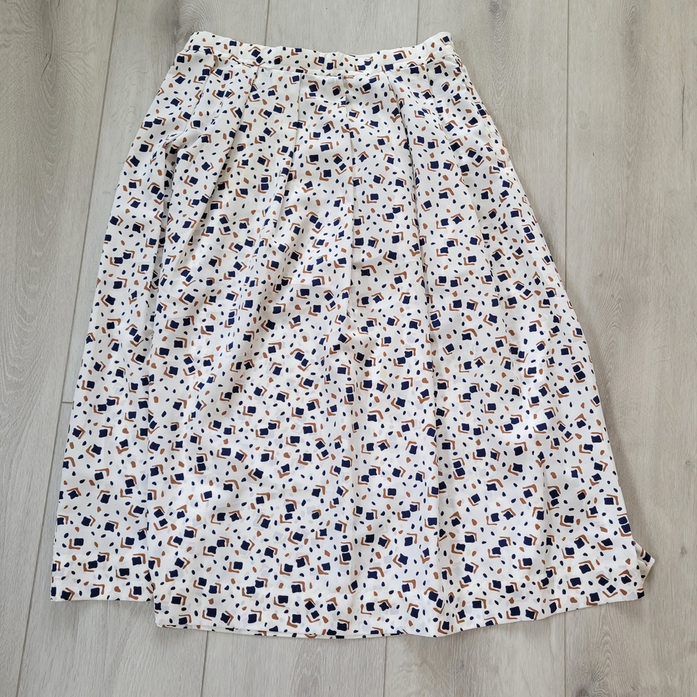 Vintage Country Sophisticates by Pendleton White & Navy Blue Patterned Skirt